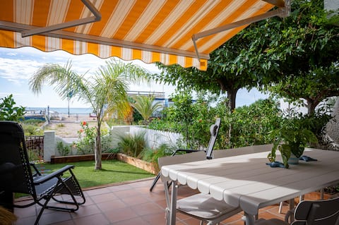 AT153 Platja: House on the beach front.