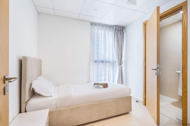 Отпуснете се в просторна стая с меко осветление и стилни детайли за домашен престой.