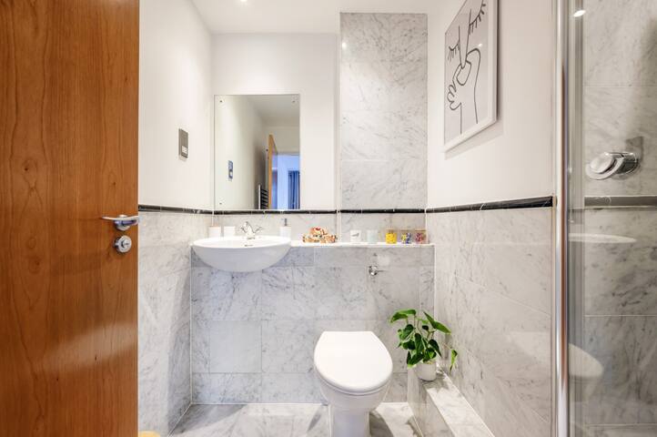 2-Bed City Gem in the heart of London Landmarks gallery image 5