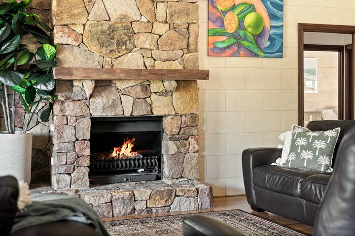 Carinya Cove – pool, pet friendly, fireplace gallery image 2