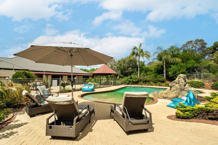 Carinya Cove – pool, pet friendly, fireplace