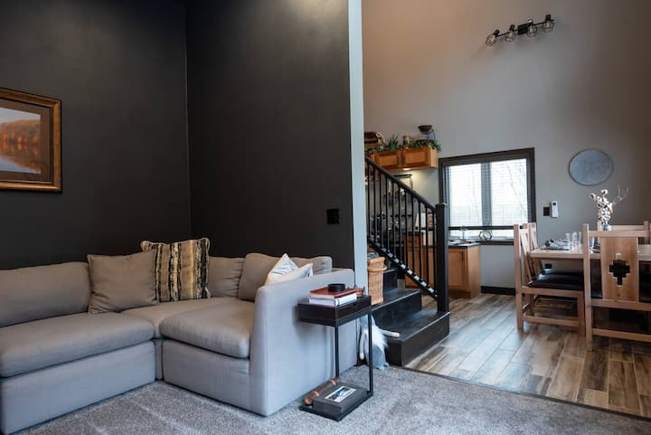 The Driftless Blue Villa ~ Hot Tub & Fireplace - Decorah, IA