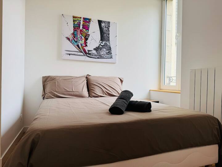 Letto matrimoniale e asciugamani da bagno