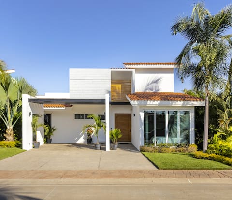 Luxurious 3BDR Home with Pool, Las Jarretaderas