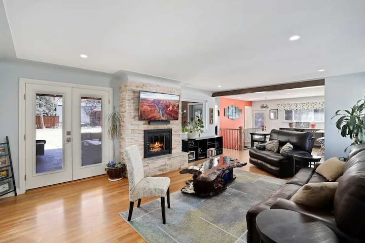 DU Haven: Hot Tub, Outdoor TV Lounge &3 Full Baths