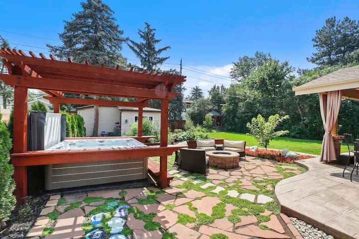 Hot Tub, Firepit, Backyard Oasis- Pet Friendly!