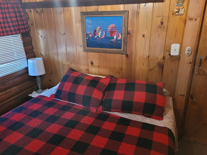 חדר שינה מס '1:  כולל מיטת קווין סייז, שידת לילה, מנורה, מראה, שידה ומתלה בגדים.