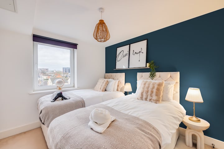 בחדר שינה 2 יש מיטת רוכסן נוחה המוגדרת כשתי מיטות יחיד כברירת מחדל, או שניתן לרכוס יחד לפי בקשה.