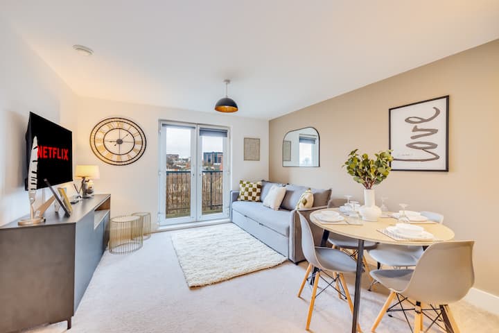 סלון ופינת אוכל עם תוכנית פתוחה