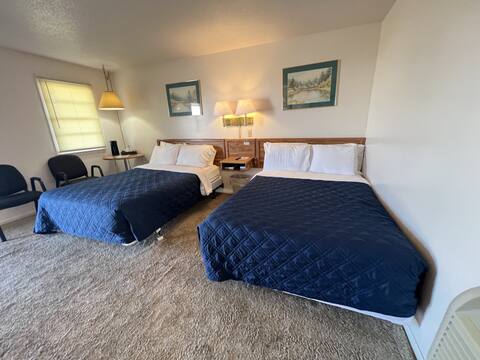 Room 112 - Sleeps 4 - West Lake Grandvue Inn
