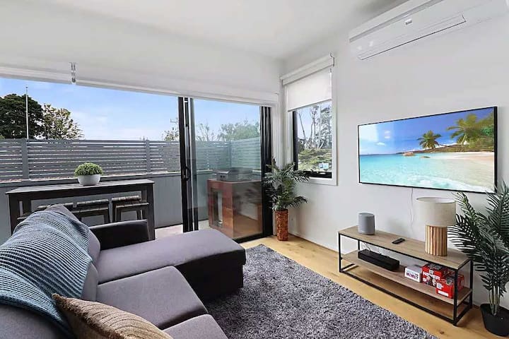 Sunny 2BR Getaway in Newtown