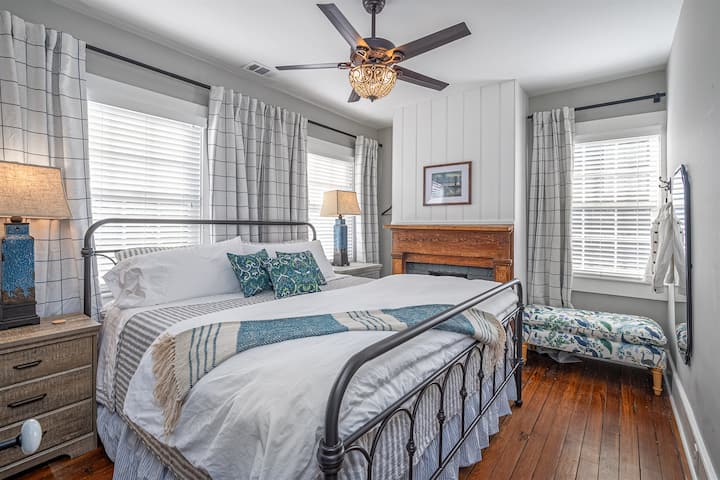 À l'étage, nos chambres de luxe disposent de matelas Nectar et de draps haut de gamme pour un confort ultime. Cette troisième chambre comprend également un coin salon confortable, parfait pour se détendre après une journée d'exploration de Savannah.