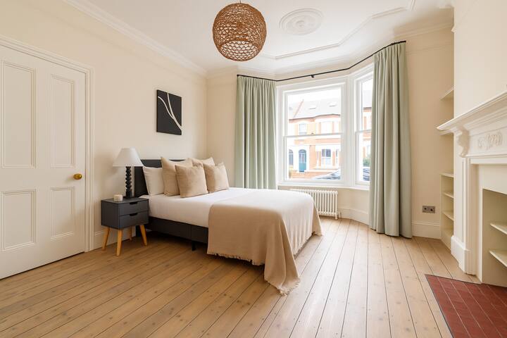 Sophisticated 5 Bed House in Clapham gallery image 2