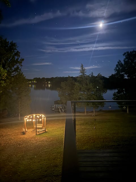 *New listing! Lake Front! 8 bedroom*