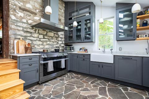 Luxe Historical Style - 2 FP’s & Soaking Tub