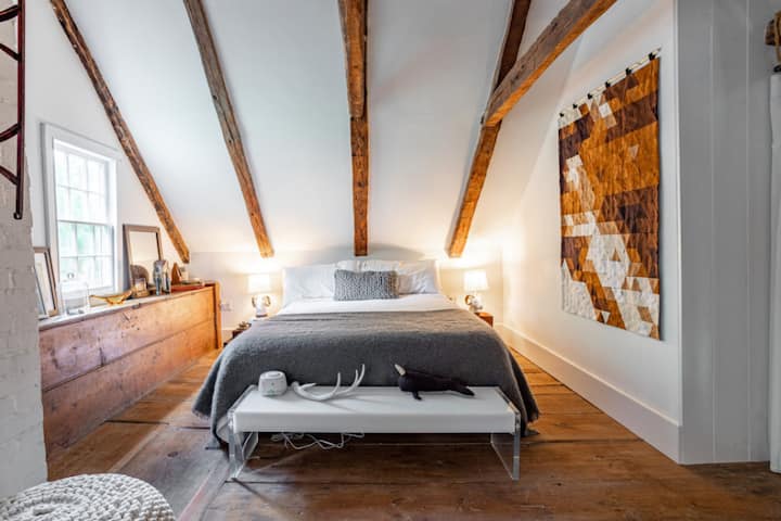 Rustikálna spálňa s neutrálnymi tónmi