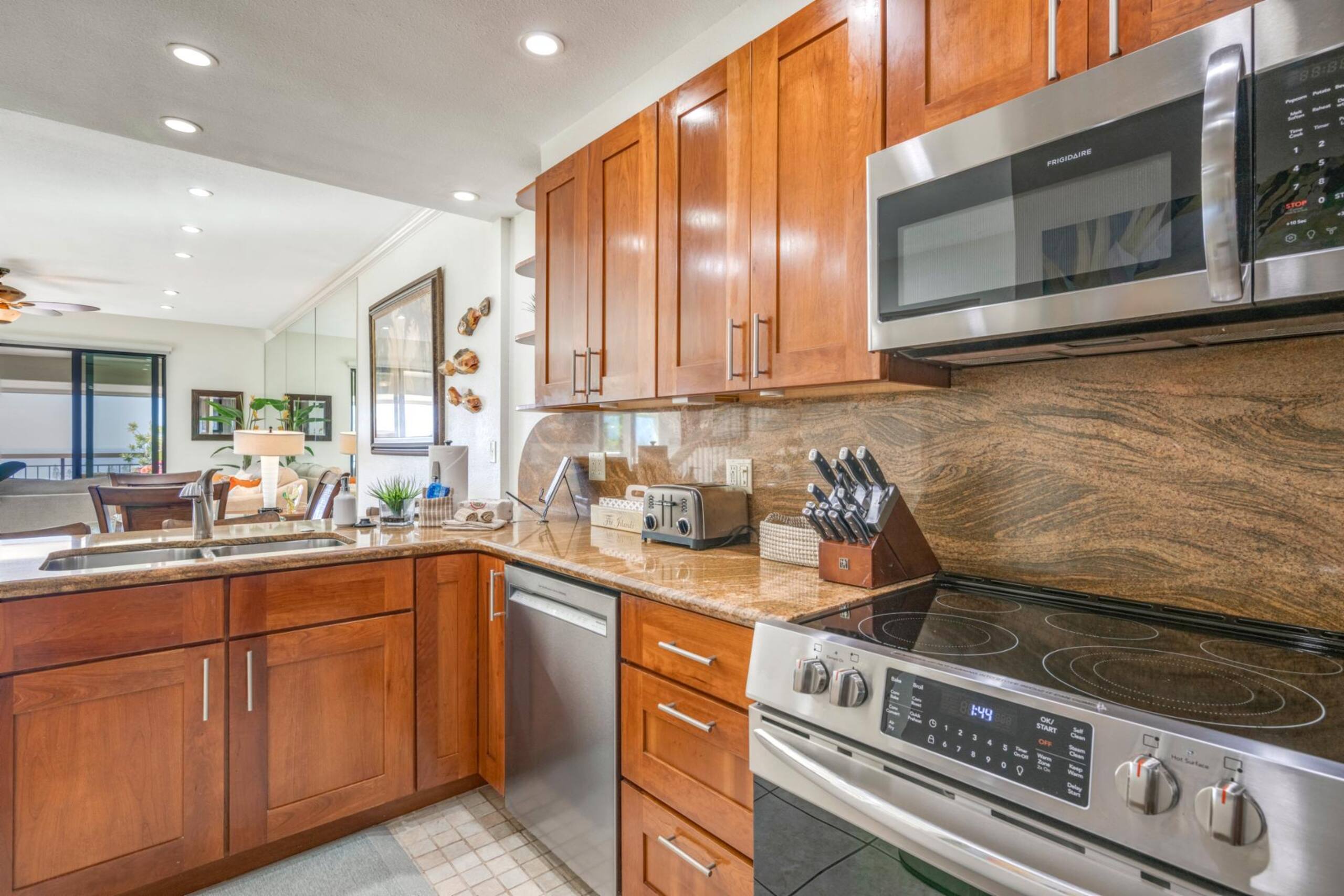 Condo in Lahaina · ★4.33 · 1 bedroom · 2 beds · 2 baths - Image 27