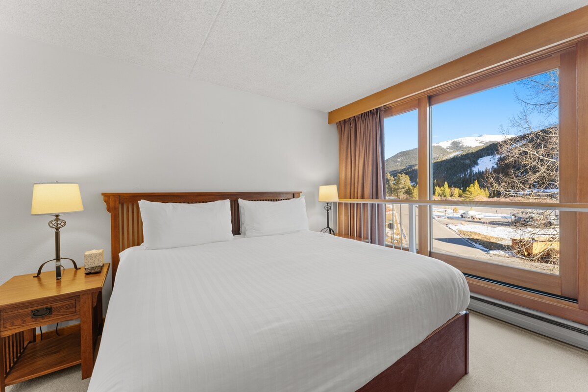 Dhoma kryesore e gjumit me një krevat dopio "king", televizor dhe banjë brenda saj.