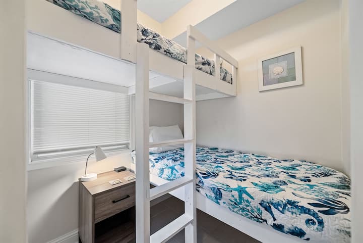 חדר עם מיטות קומותיים - אידיאלי לילדים