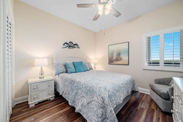 חדר שינה לאורחים עם מיטת קווין סייז