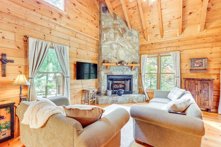 Pet Friendly! Riverfront Ellijay Cabin W/ Hot Tub - Ellijay, GA