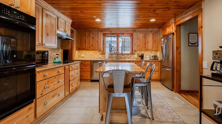 Lakeside Solace: Luxury Family Retreat! - Naples, NY