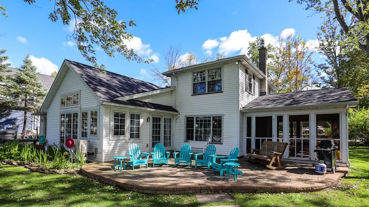 Lakeside Solace: Luxury Family Retreat! - Naples, NY