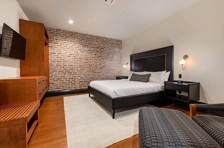 4BR Luxe Group Retreat Walk to French Quarter gallery image 5