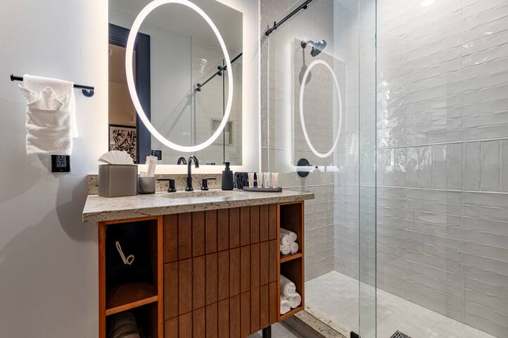 4BR Luxe Group Retreat Walk to French Quarter gallery image 3