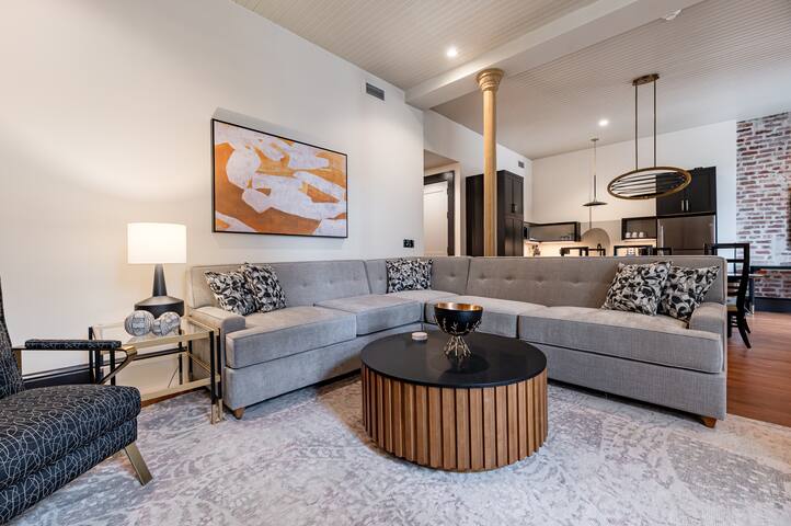 3BR Charming Stay Walk to French Qtr | The Mayfair gallery image 3