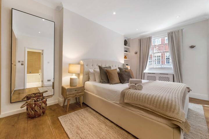 Stunning Kensington Townhouse by Madestays gallery image 5