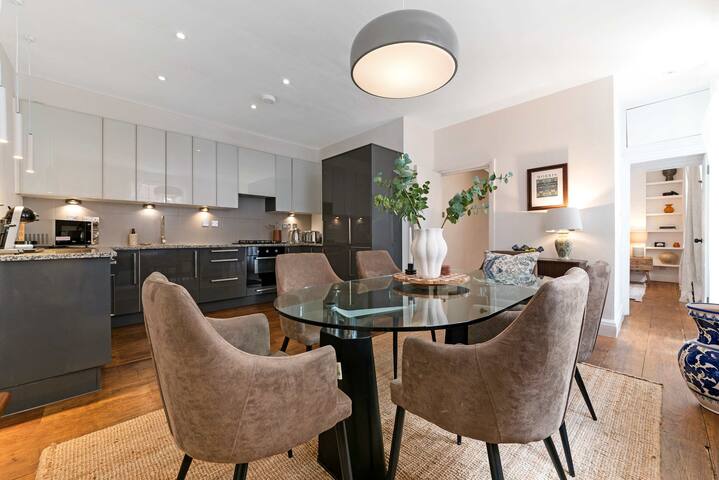 Stunning Kensington Townhouse by Madestays gallery image 2