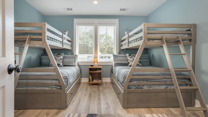 Esta habitación con literas es ideal para familias e invitados, y ofrece dos literas dobles con escaleras incorporadas y cajones de almacenamiento debajo de la cama a juego.
