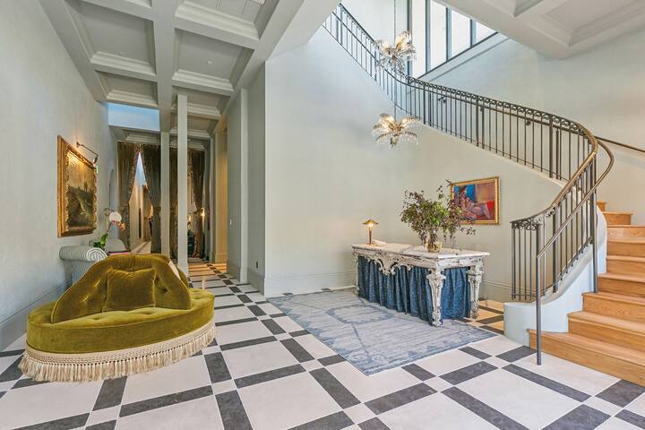 Hotel Perle: 6 Bedroom Suite With Pool View gallery image 4