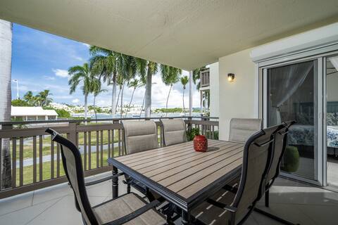 BRAND NEW - SkySail - Beachfront, Stunning Views,