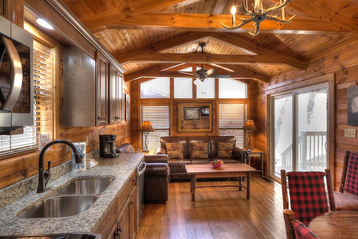 Dogwood | Pet Friendly + Hot Tub - Gatlinburg, TN
