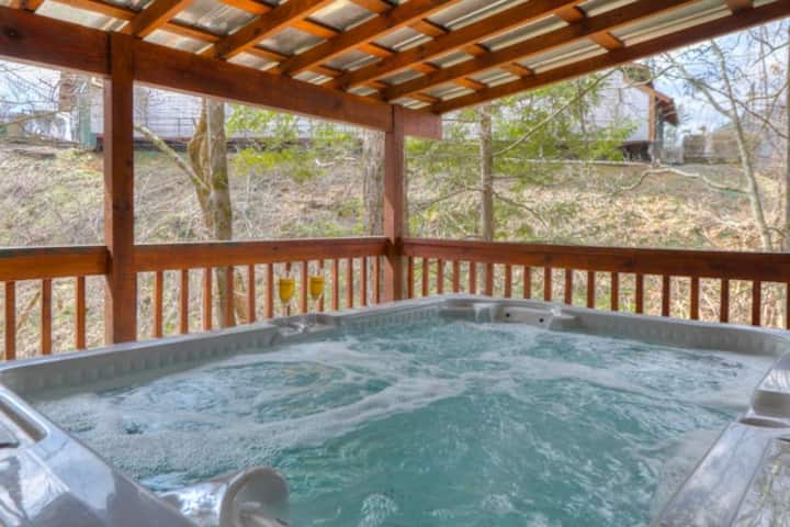 Creek Side Cabin W/ Hot Tub & Close To Downtown - Gatlinburg, TN