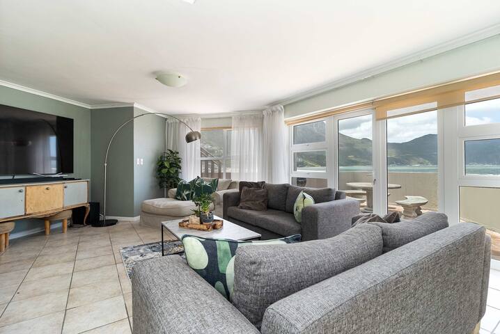 Beachfront Villa Sea Breeze, Hout Bay, Cape Town