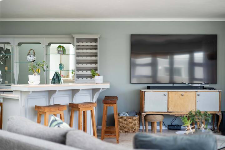 Beachfront Villa Sea Breeze, Hout Bay, Cape Town gallery image 2