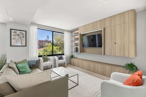 Top performing Airbnb: Spacious 4BR w. Terrace & Garage in Glebe
