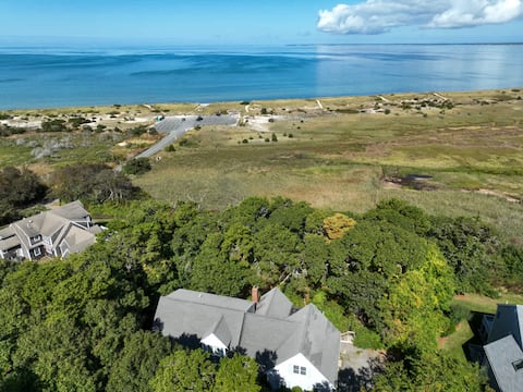 Walk to beach, Secluded and private home and backy