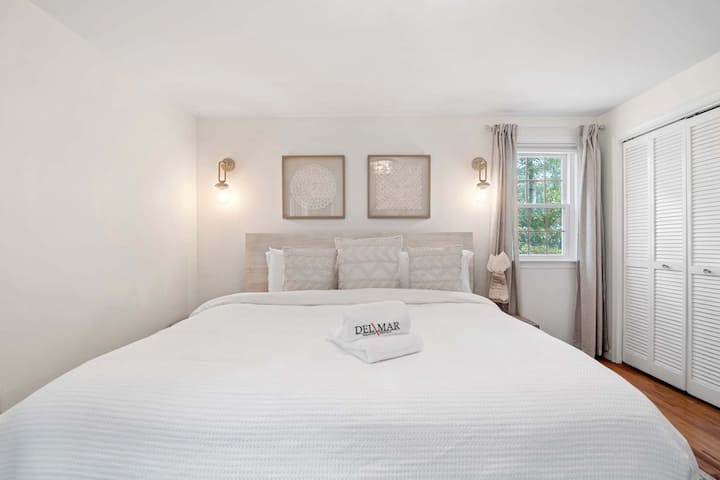King bedroom w/ensuite