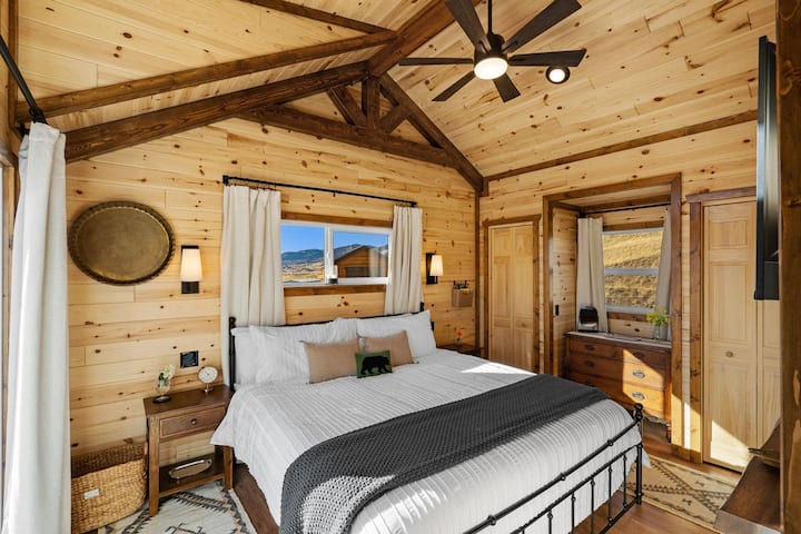 2 dhoma gjumi identike.  Secila me një krevat dopio "King" me shtroja luksoze dhe dyshekë të rehatshëm, dollapë, komodina, televizor dhe banjë të kompletuar