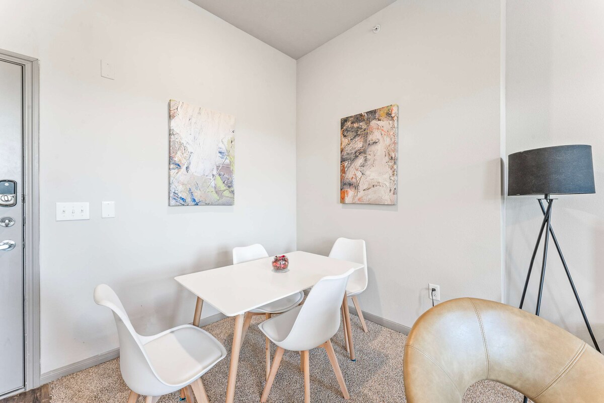 Top Floor 2BR King Beds Suite, 8 Min to Downtown