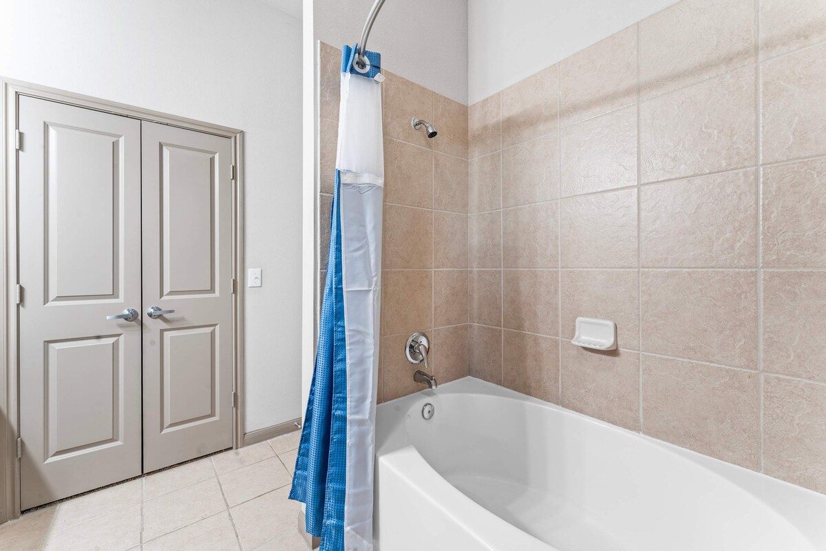 Top Floor 2BR King Beds Suite, 8 Min to Downtown