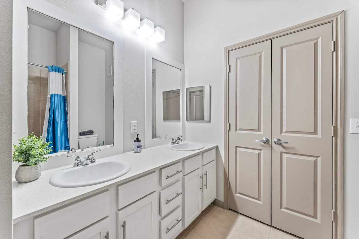 Top Floor 2BR King Beds Suite, 8 Min to Downtown