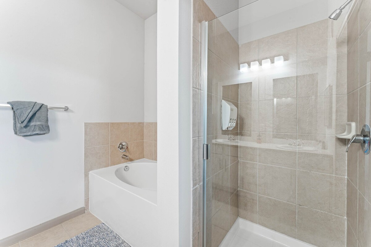 Top Floor 2BR King Beds Suite, 8 Min to Downtown