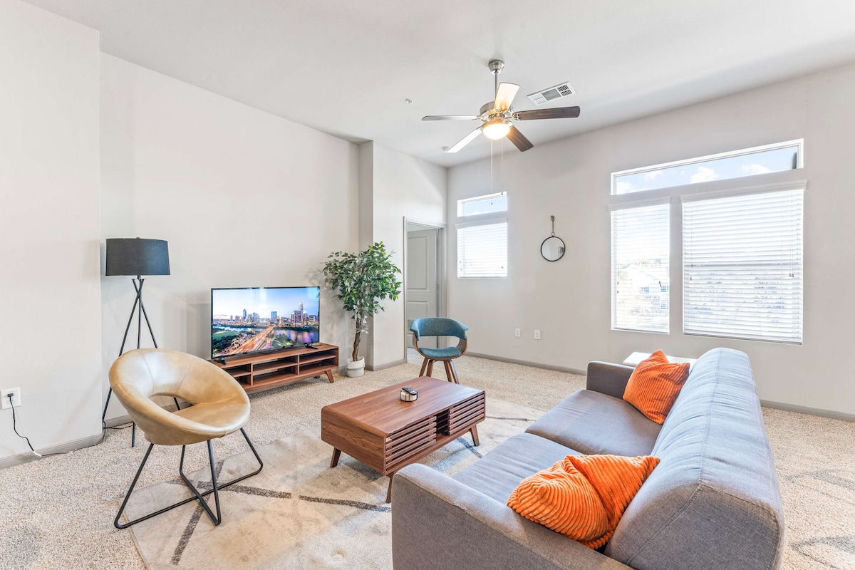 Top Floor 2BR King Beds Suite, 8 Min to Downtown