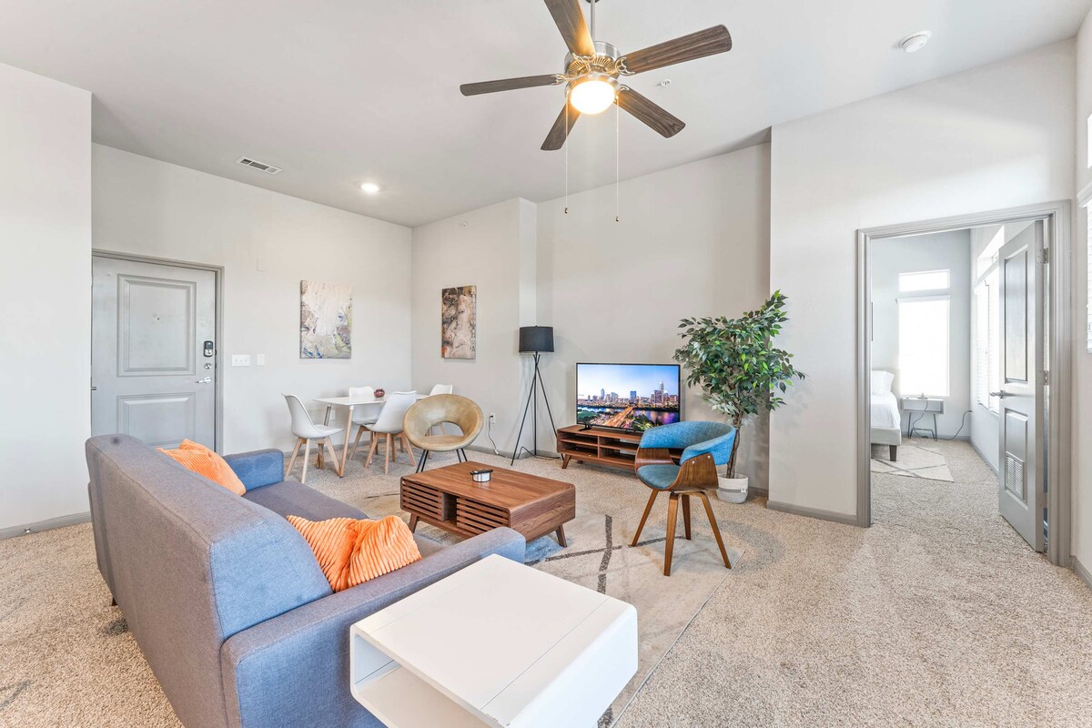 Top Floor 2BR King Beds Suite, 8 Min to Downtown