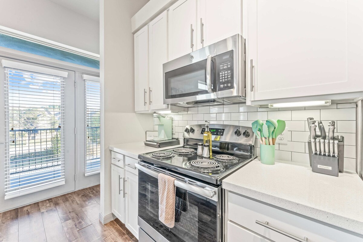 Top Floor 2BR King Beds Suite, 8 Min to Downtown